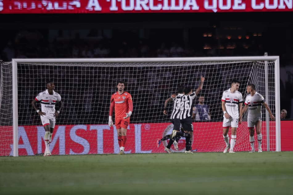 Almada jogador do Botafogo comemora seu gol durante partida contra o Sao Paulo no estadio Morumbi pelo campeonato Copa Libertadores 2024. Foto: Ettore Chiereguini/AGIF