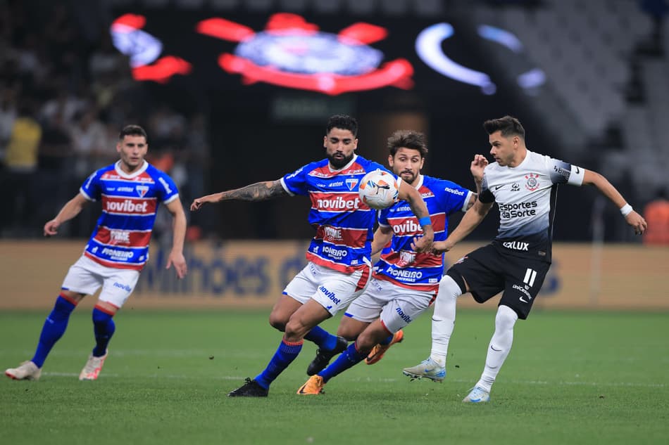 Ángel Romero e Pedro Augusto disputam a bola no meio