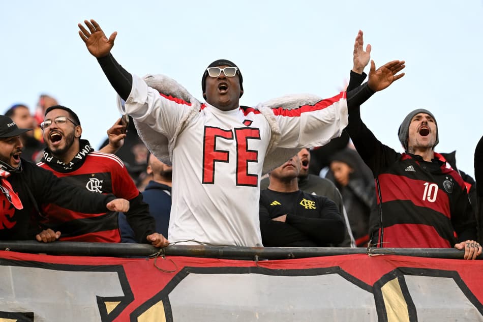 Torcida do Flamengo no estádio Campeõn del Siglo antes de Peñarol x Flamengo (Foto: Eitan ABRAMOVICH / AFP)