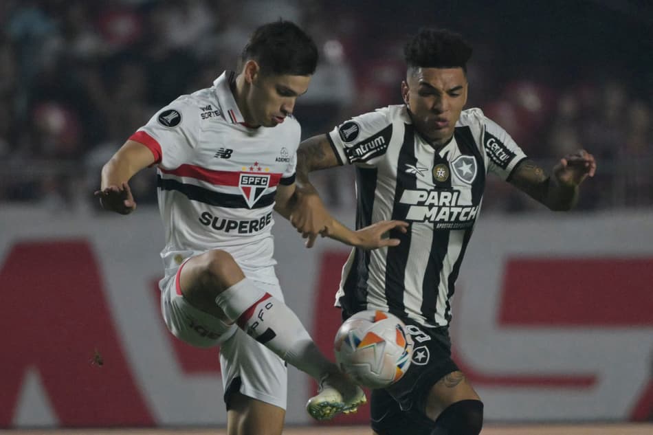 Damian Bobadilla e Igor Jesus em São Paulo x Botafogo. (foto: NELSON ALMEIDA / AFP)