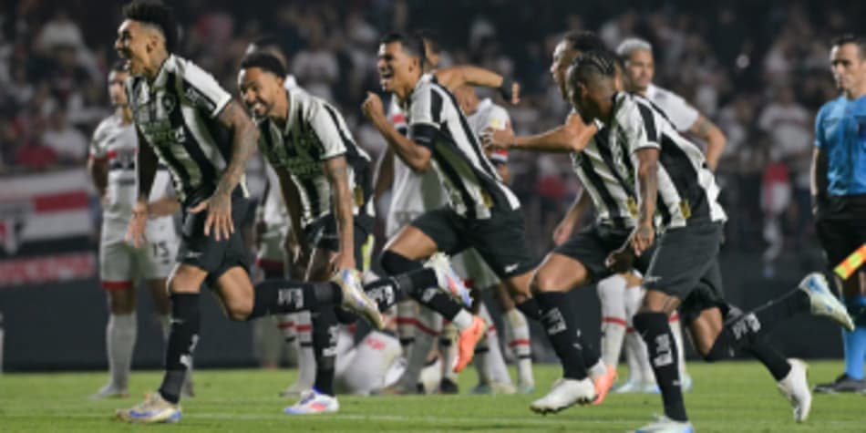 Jogadores do Botafogo comemoram a classificação após vitória nos pênaltis sobre o São Paulo (foto: NELSON ALMEIDA / AFP)