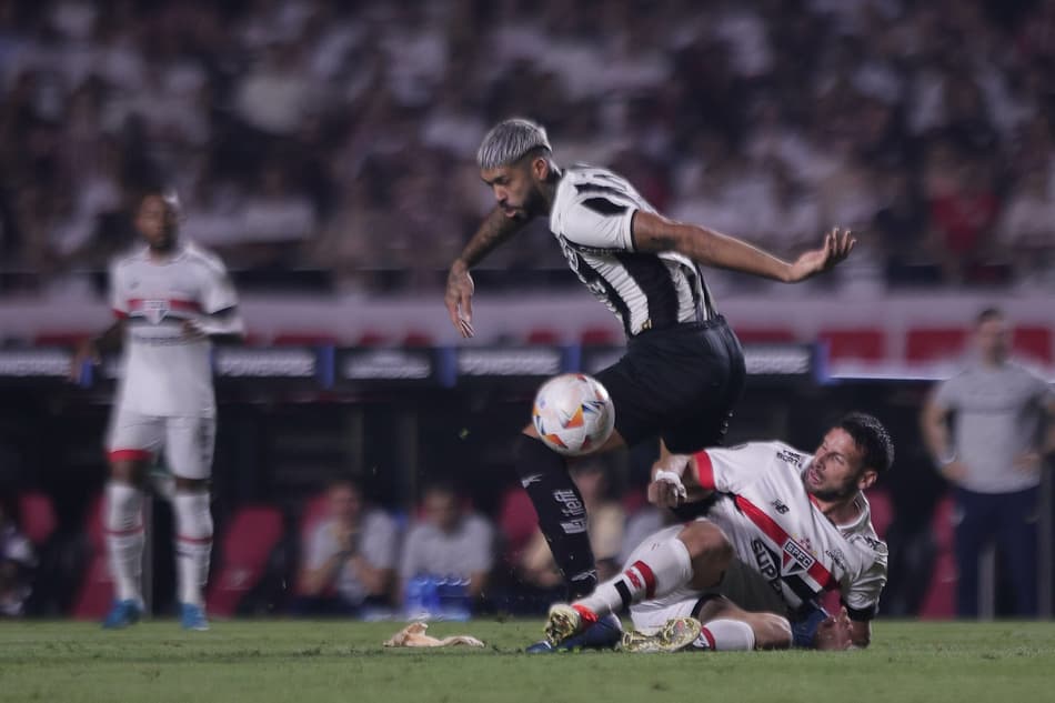 Calleri jogador do Sao Paulo disputa lance com Alexander Barboza jogador do Botafogo durante partida no estadio Morumbi pelo campeonato Copa Libertadores 2024. Foto: Ettore Chiereguini/AGIF