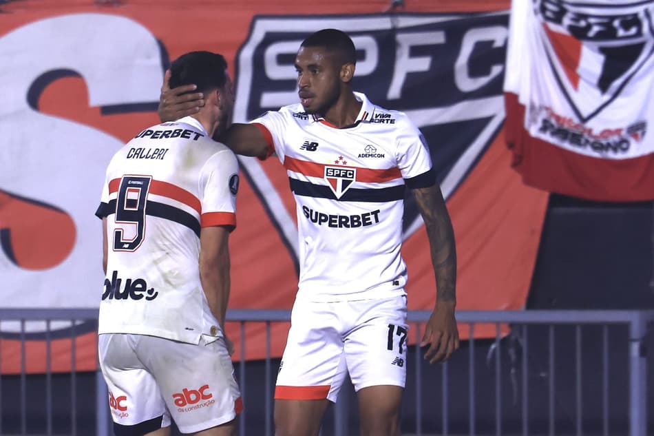 Calleri comemora seu gol com André Silva em São Paulo x Botafogo no Morumbi pelo campeonato Copa Libertadores 2024. Foto: Marcello Zambrana/AGIF