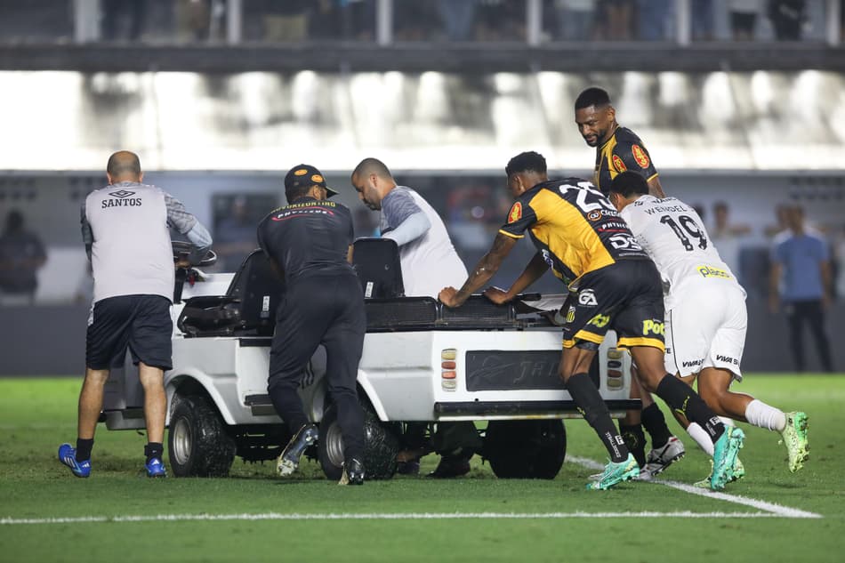Carro-maca dá defeito e precisa ser empurrado por jogadores em Santos x Novirizontino, na Vila Belmiro