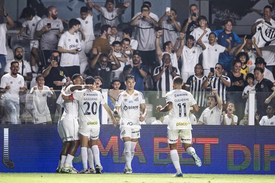 Otero comemora seu gol com jogadores do Sanots durante partida contra o Novorizontino