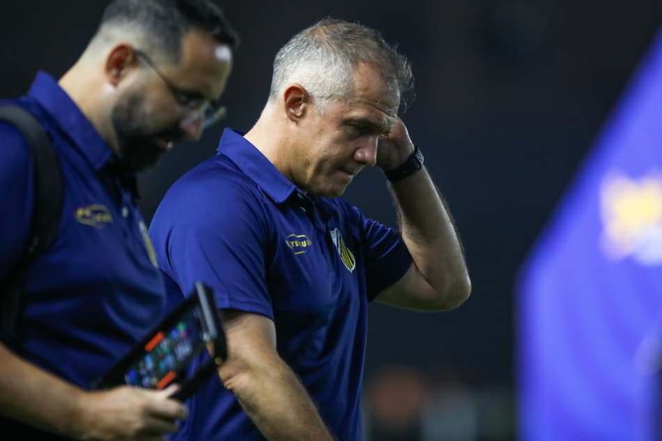 Eduardo Baptista, técnico do Novorizontino, antes da partida contra o Santos na Vila Belmiro