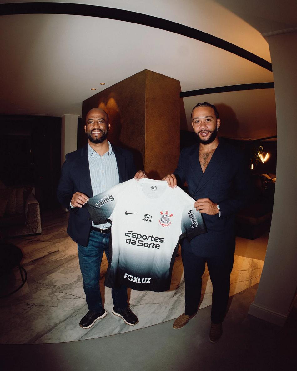 Memphis Depay posa com a camisa do Corinthians ao lado do dirigente Fabinho Soldado