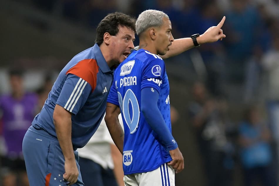 Técnico Fernando Diniz e Matheus Pereira em Cruzeiro x Libertad
