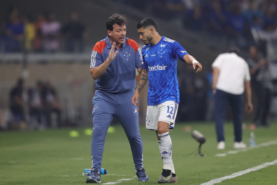 Fernando Diniz tecnico do Cruzeiro durante partida contra o Libertad no estadio Mineirao pelo campeonato Copa Sul-Americana 2024. Foto: Gilson Lobo/AGIF