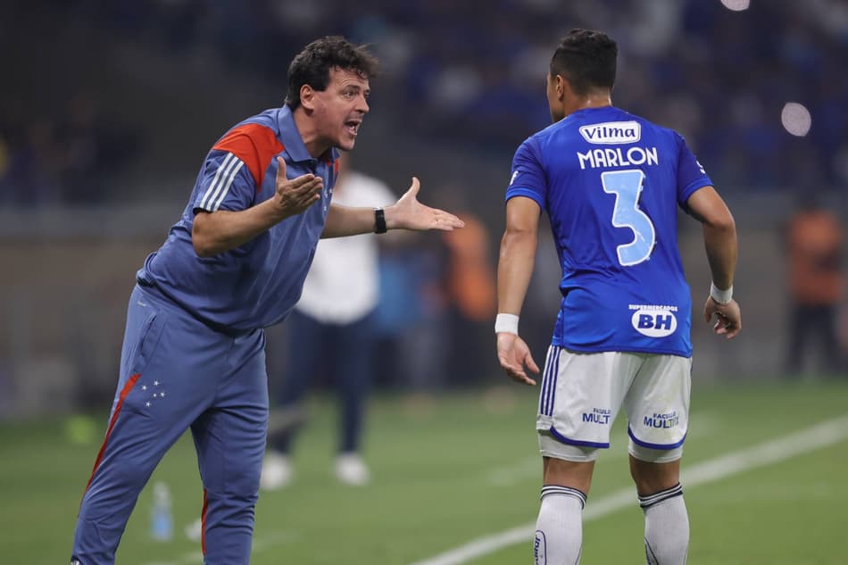 Fernando Diniz técnico do Cruzeiro com Marlon durante partida contra o Libertad no estádio Mineirão pelo campeonato Copa Sul-Americana 2024. Foto Gilson LoboAGIF