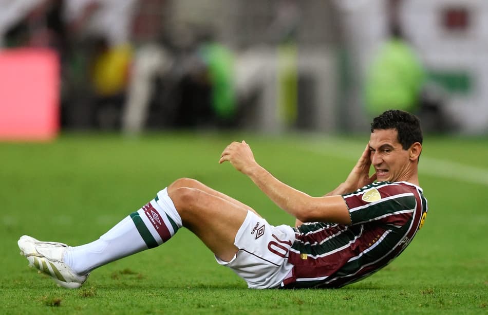 Ganso no chão após alguma jogada mais dura