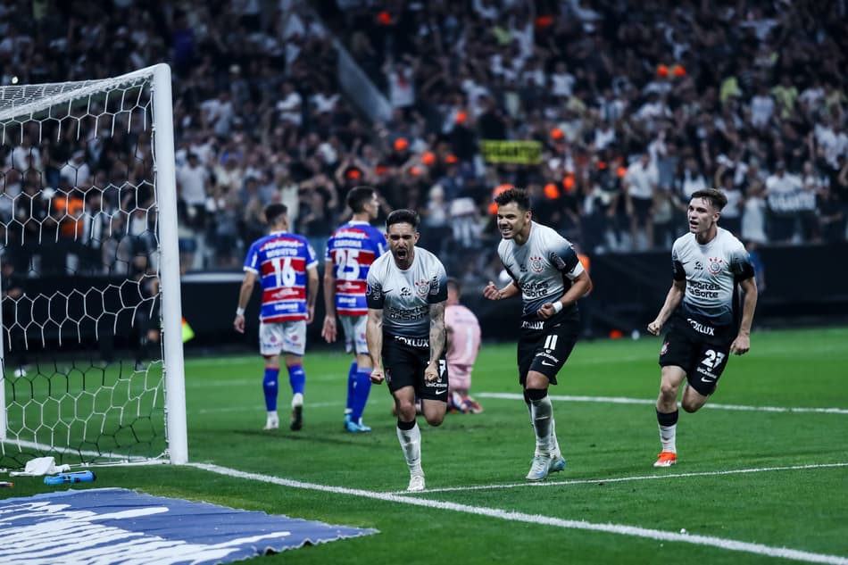 Igor Coronado comemora seu gol em Corinthians x Fortaleza (Foto: Marco Miatelo/AGIF)