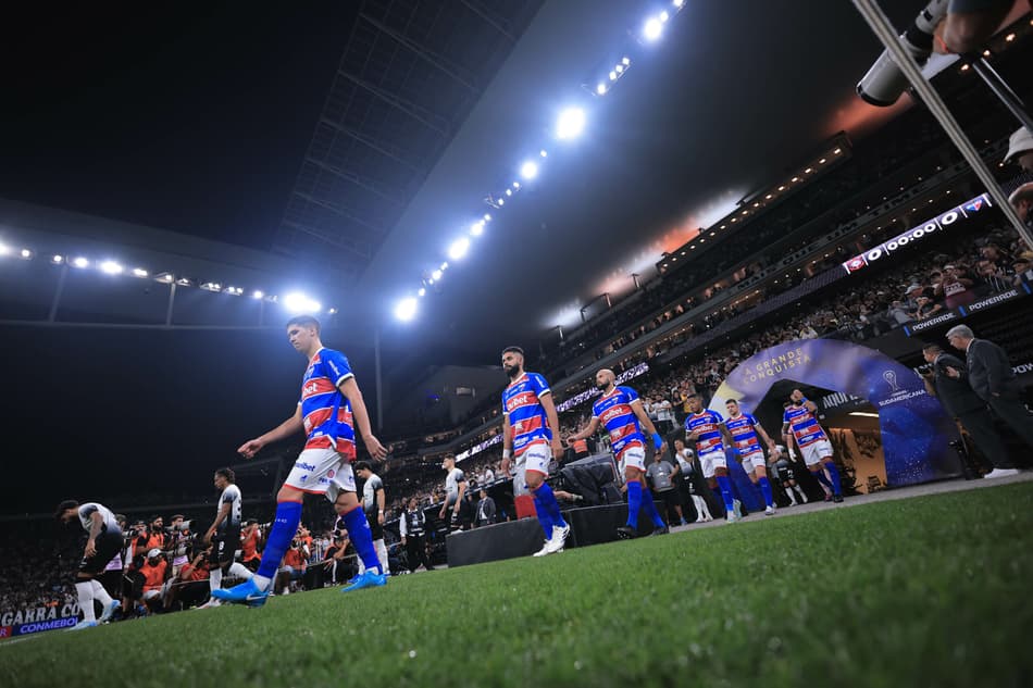 Jogadores de Fortaleza e Corithians entream na Neo Química Arena