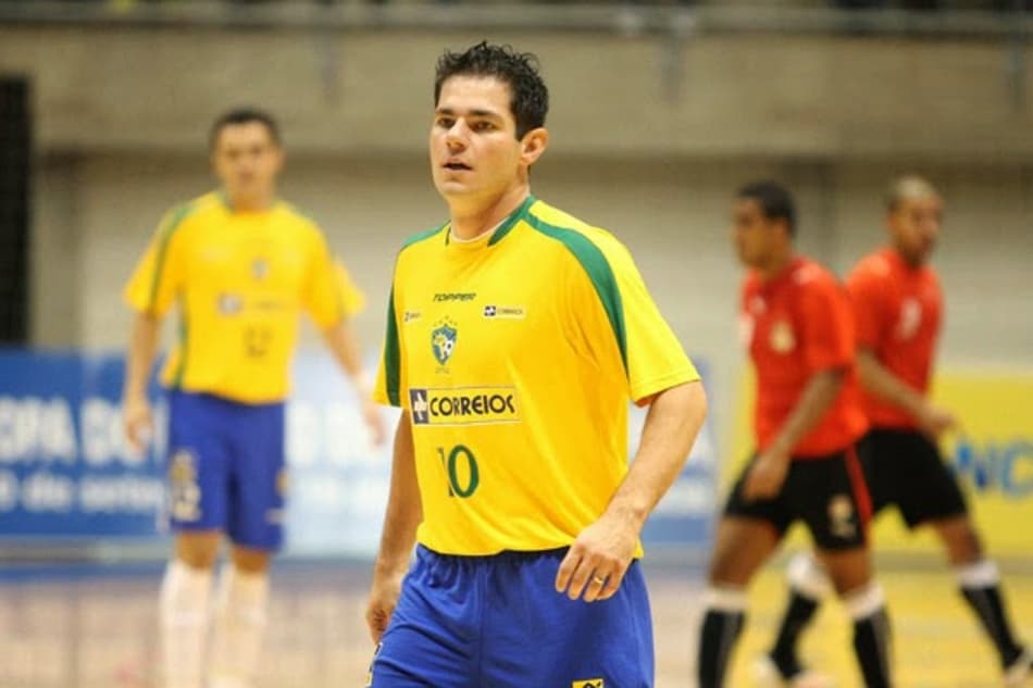 Lenísio com a camisa 10 da Seleção Brasileira de Futsal