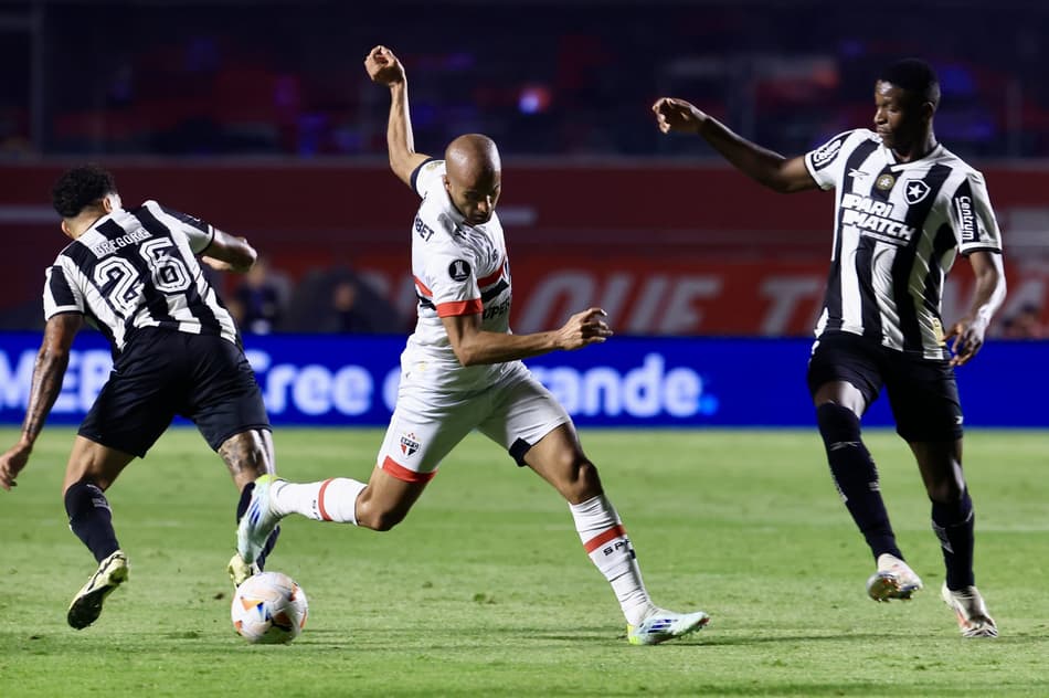 Lucas disputa com Gregore em São Paulo x Botafogo no estadio Morumbi pelo campeonato Copa Libertadores 2024. Foto: Marcello Zambrana/AGIF