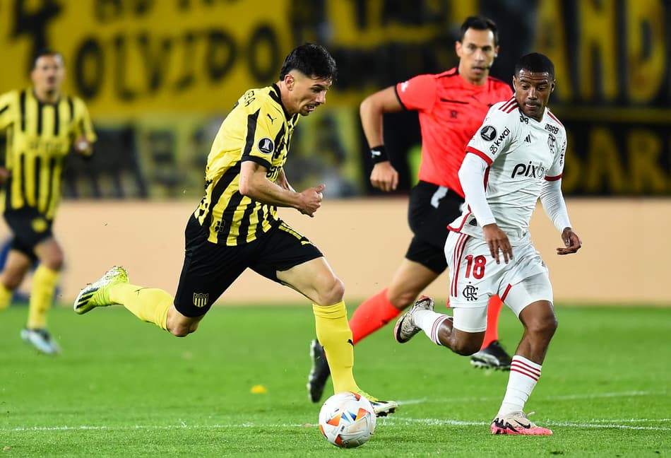 Maximiliano Silvera e De La Cruz em Peñarol x Flamengo