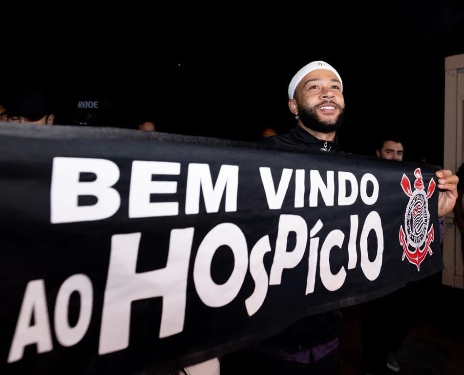 Depay, reforço do Corinthians, chega a aeroporto em São Paulo