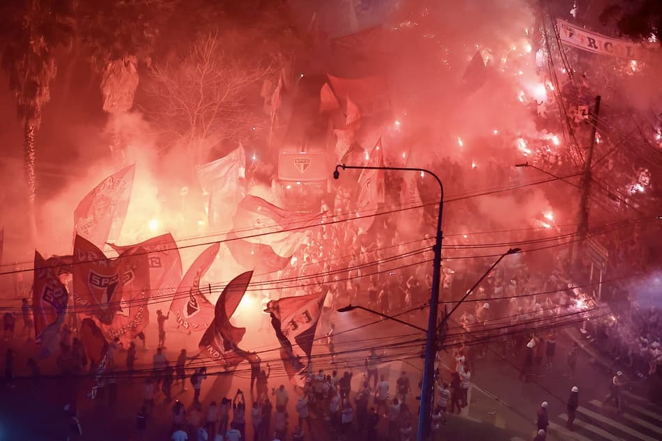 Onibus do Sao Paulo chega no estadio do Morumbi para partida entre Sao Paulo e Botafogo pelo campeonato Copa Libertadores 2024. Foto: Marcello Zambrana/AGIF