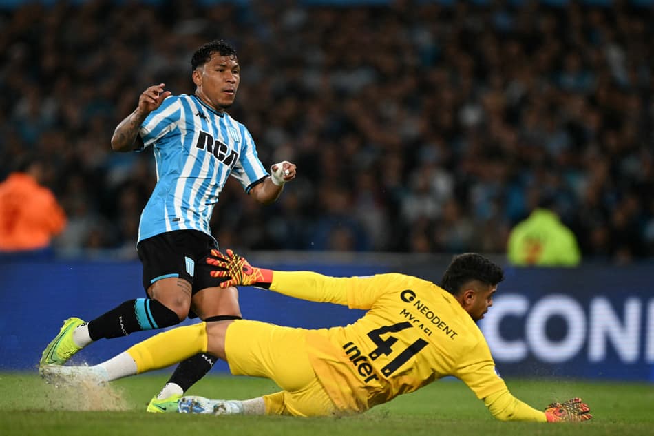 Roger Martinez faz o gol em Racing x Athletico-PR