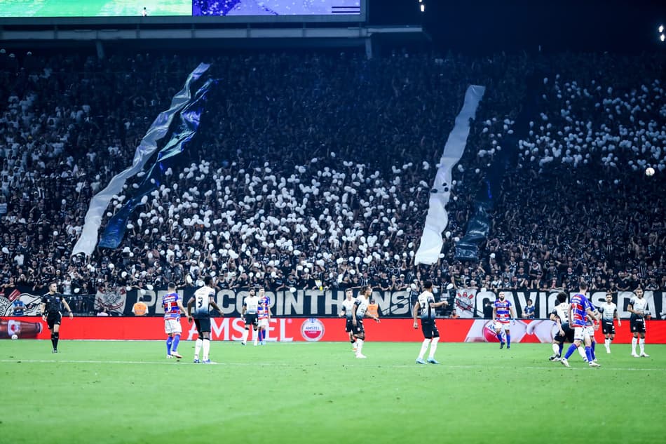 Jogadores do Corinthians disputam lance com atletas do Fortaleza com torcida ao fundo na Neo Química Arena