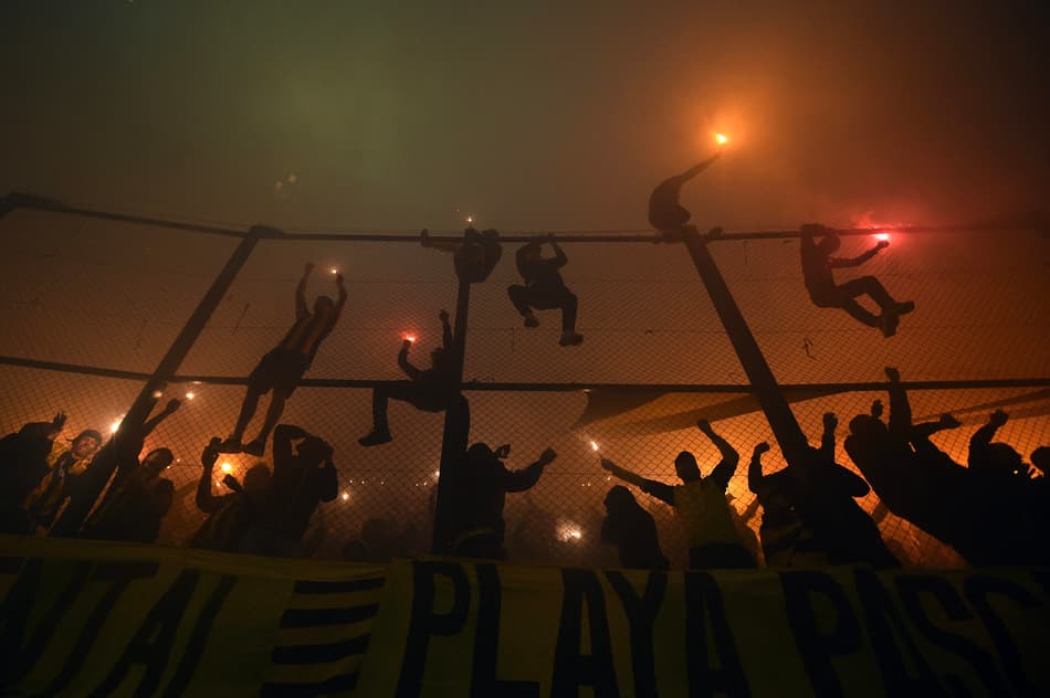 Torcida do Peñarol no estádio Campeón del Siglo