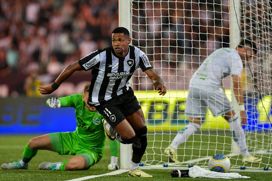 SP - RIO DE JANEIRO - 21/04/2024 - BRASILEIRO A 2024, BOTAFOGO X JUVENTUDE - Junior Santos jogador do Botafogo comemora seu gol durante partida contra o Juventude no estadio Engenhao pelo campeonato Brasileiro A 2024. Foto: Thiago Ribeiro/AGIF