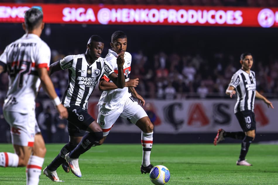 SP - SAO PAULO - 24/07/2024 - BRASILEIRO A 2024, SAO PAULO X BOTAFOGO - Luiz Gustavo jogador do Sao Paulo durante partida contra o Botafogo no estadio Morumbi pelo campeonato Brasileiro A 2024. Foto: Marcello Zambrana/AGIF