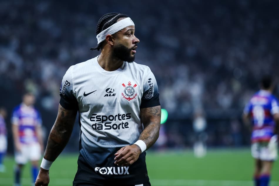 SP - SAO PAULO - 24/09/2024 - COPA SUL-AMERICANA 2024, CORINTHIANS X FORTALEZA - Memphis Depay jogador do Corinthians durante partida contra o Fortaleza no estadio Arena Corinthians pelo campeonato Copa Sul-Americana 2024. Foto: Marco Miatelo/AGIF