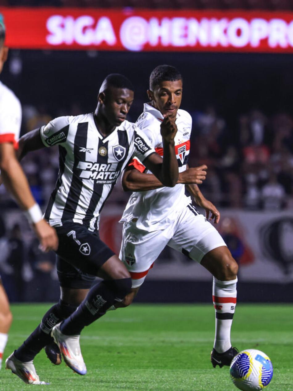 SP - SAO PAULO - 24/07/2024 - BRASILEIRO A 2024, SAO PAULO X BOTAFOGO - Luiz Gustavo jogador do Sao Paulo durante partida contra o Botafogo no estadio Morumbi pelo campeonato Brasileiro A 2024. Foto: Marcello Zambrana/AGIF