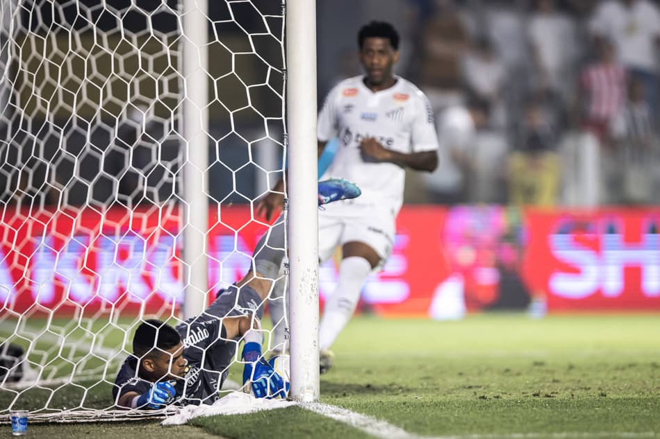 Gabriel Brazão, goleiro do Santos, durante partida contra o Novorizontino, na Vila Belmiro