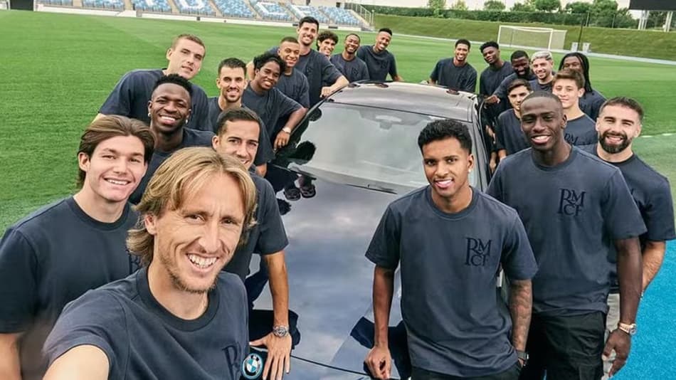 Elenco do Real Madrid recebe carros de luxo; veja fotos