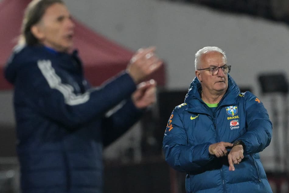 Técnicos Dorival Júnior e Ricardo Gareca em Chile x Brasil. (Foto: Rodrigo ARANGUA / AFP)