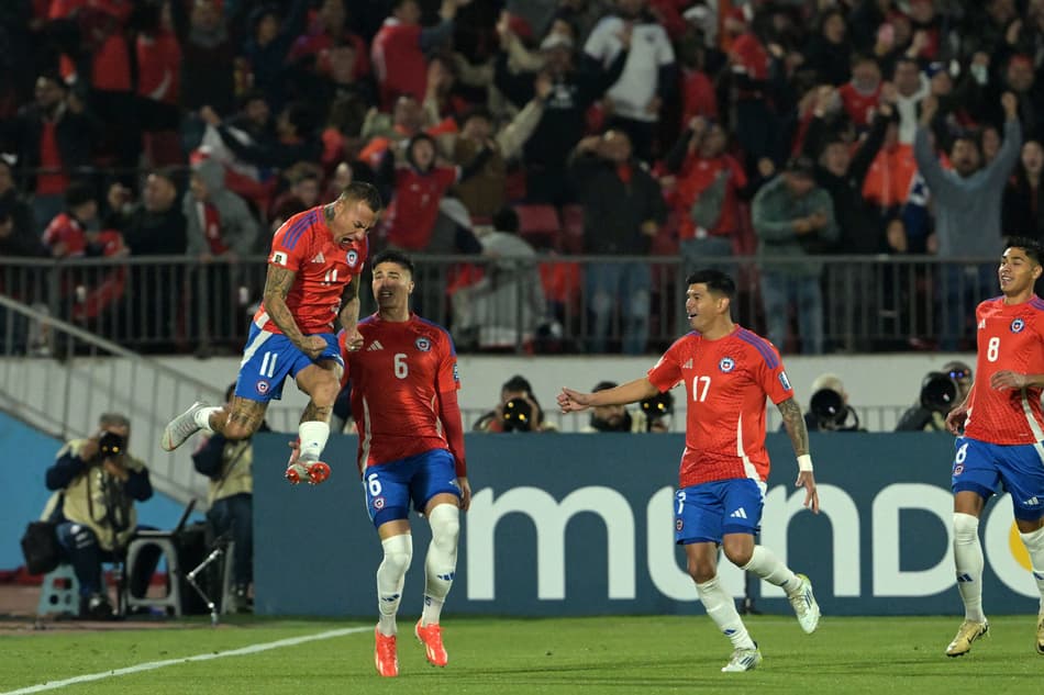 Eduardo Vargas comemora o gol em Chile x Brasil. (foto: Rodrigo ARANGUA / AFP)