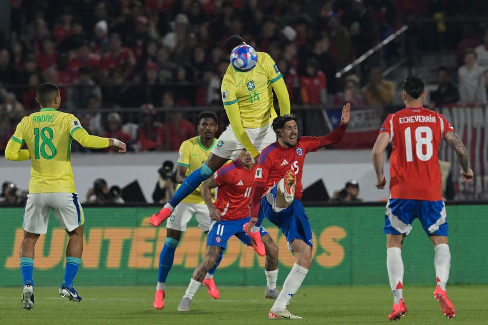 Gabriel Magalhães e Diego Valdés em Chile x Brasil. (foto: Rodrigo ARANGUA / AFP)