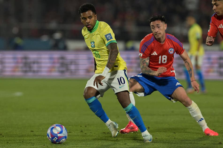 Rodrygo e Echeverria em Chile x Brasil. (foto: Rodrigo ARANGUA / AFP)