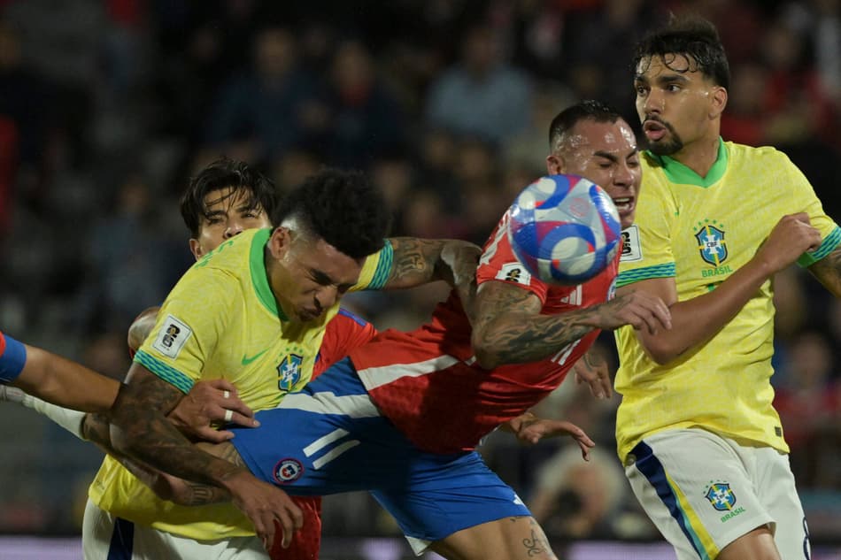 Vargas, Igor Jesus e Lucas Paquetá em Chile x Brasil. (foto: Rodrigo ARANGUA / AFP)