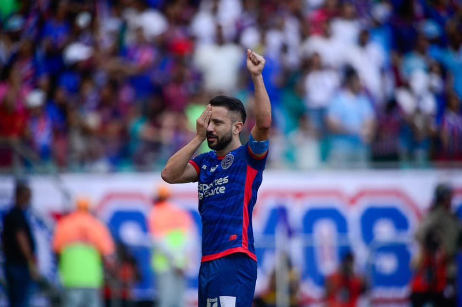 BA - SALVADOR - 11/08/2024 - BRASILEIRO A 2024, BAHIA X VITORIA - Everton Ribeiro jogador do Bahia comemora seu gol durante partida contra o Vitoria no estadio Arena Fonte Nova pelo campeonato Brasileiro A 2024. Foto: Jhony Pinho/AGIF
