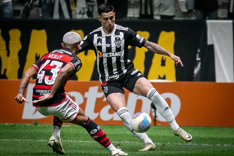 MG - BELO HORIZONTE - 03/07/2024 - BRASILEIRO A 2024, ATLETICO-MG X FLAMENGO - Cadu jogador do Atletico-MG durante partida contra o Flamengo no estadio Arena MRV pelo campeonato Brasileiro A 2024. Foto: Fernando Moreno/AGIF