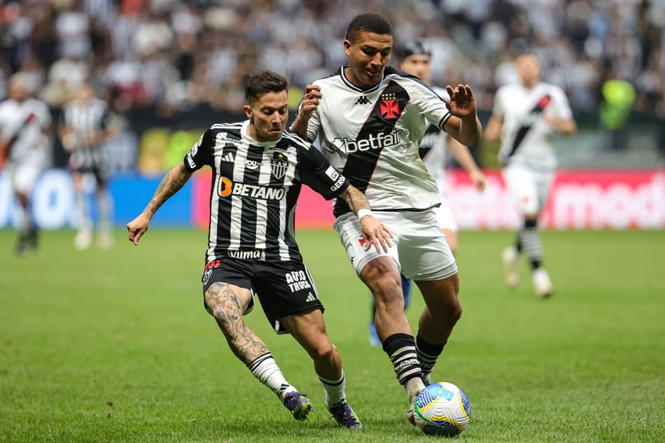 SP - BELO HORIZONTE - 21/07/2024 - BRASILEIRO A 2024, ATLETICO-MG X VASCO - Bernard jogador do Atletico-MG disputa lance com Mateus Carvalho jogador do Vasco durante partida no estadio Arena MRV pelo campeonato Brasileiro A 2024. Foto: Gilson Lobo/AGIF
