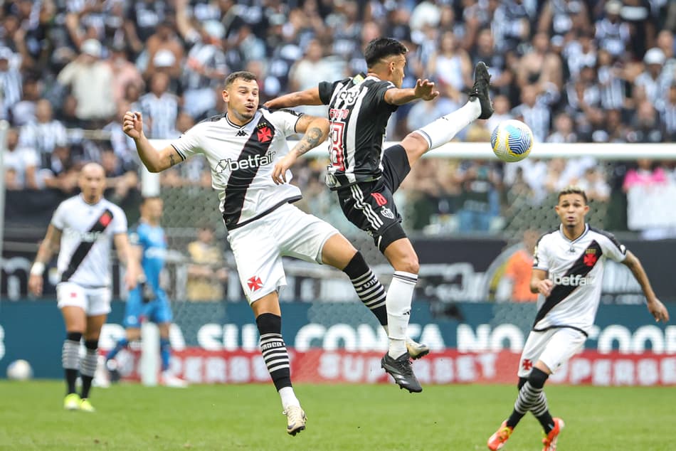 SP - BELO HORIZONTE - 21/07/2024 - BRASILEIRO A 2024, ATLETICO-MG X VASCO - Fausto Vera jogador do Atletico-MG disputa lance com Hugo Moura jogador do Vasco durante partida no estadio Arena MRV pelo campeonato Brasileiro A 2024. Foto: Gilson Lobo/AGIF