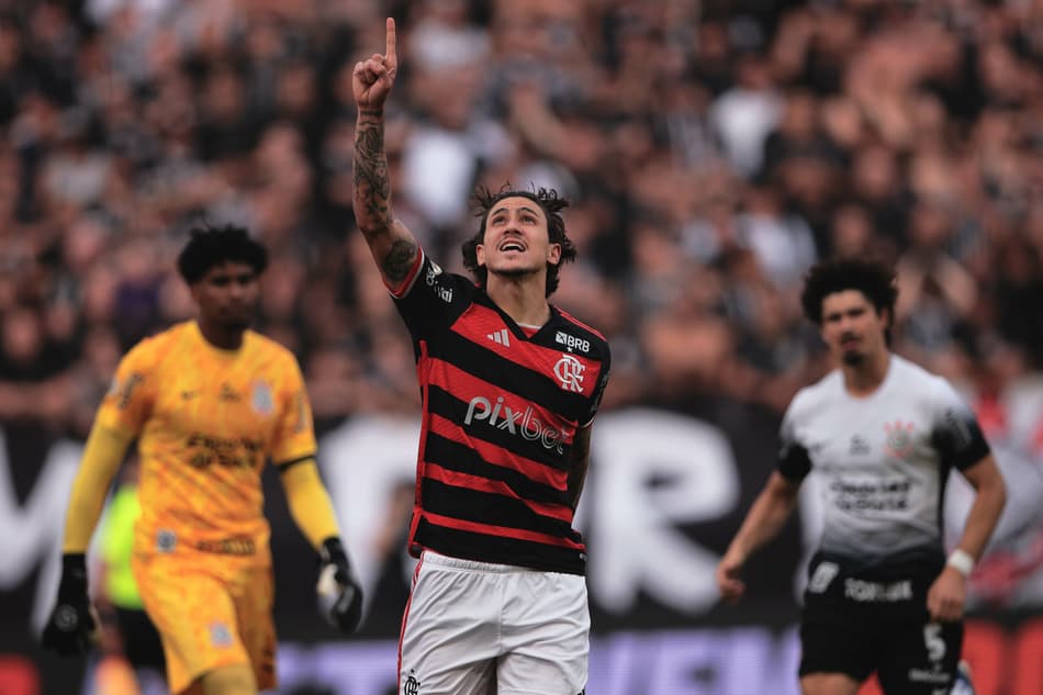 SP - SAO PAULO - 01/09/2024 - BRASILEIRO A 2024, CORINTHIANS X FLAMENGO - Pedro jogador do Flamengo comemora seu gol durante partida contra o Corinthians no estadio Arena Corinthians pelo campeonato Brasileiro A 2024. Foto: Ettore Chiereguini/AGIF