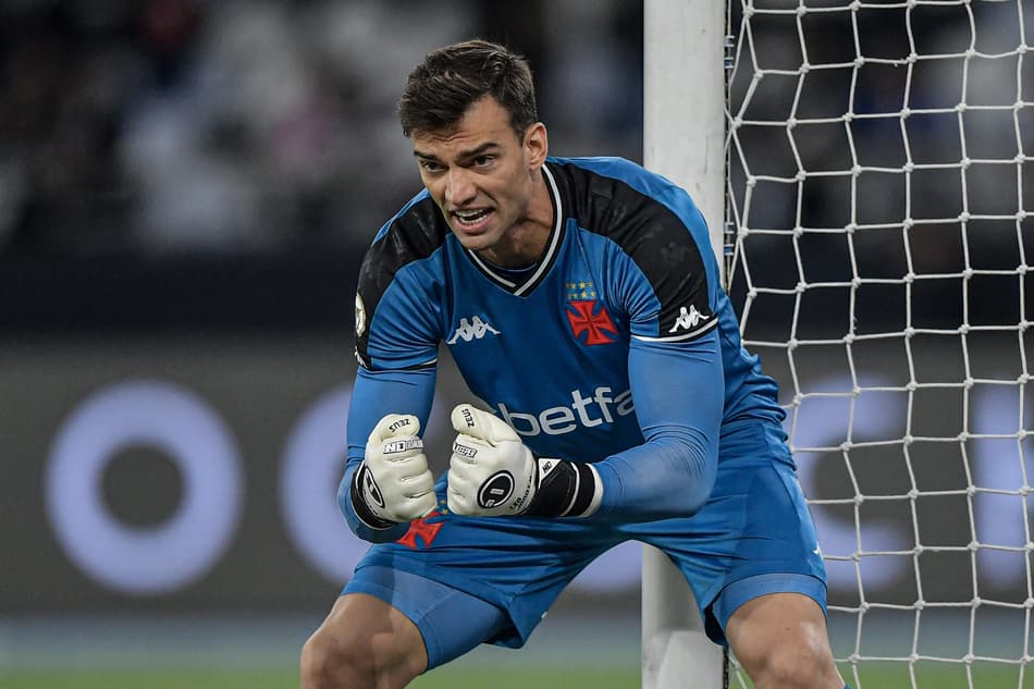 Goleiro do Vasco sofreu mais de mil finalizações no Brasileirão; confira o ranking