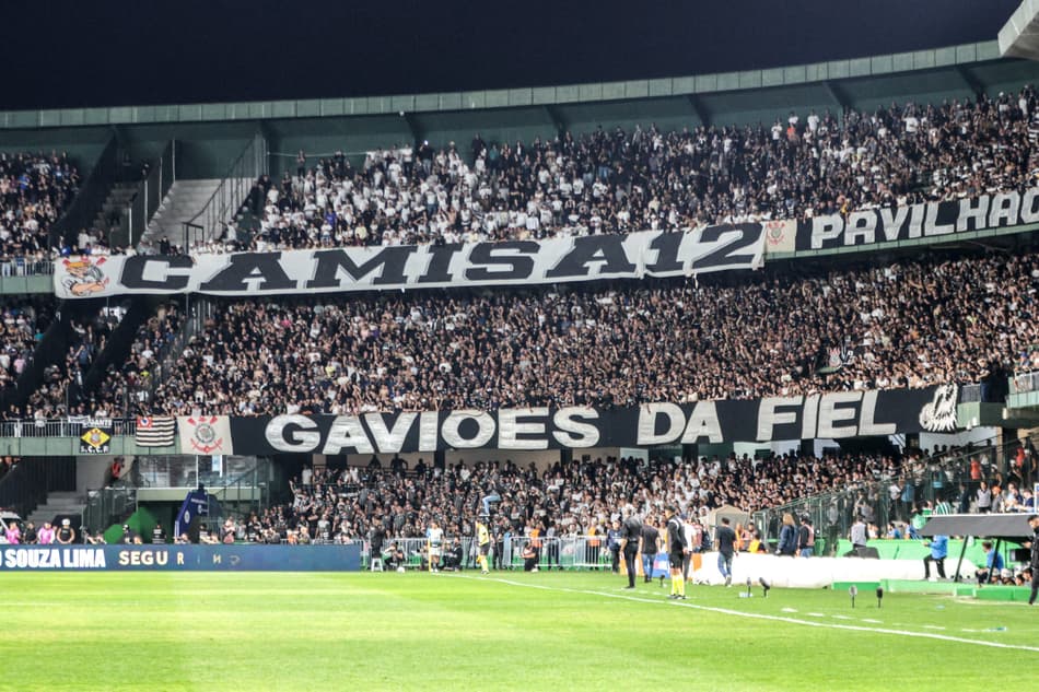 PR - CURITIBA - 07/08/2024 - COPA DO BRASIL 2024, GREMIO X CORINTHIANS - Torcida do Corinthians durante partida contra Gremio no estadio Couto Pereira pelo campeonato Copa Do Brasil 2024. Foto: Robson Mafra/AGIF