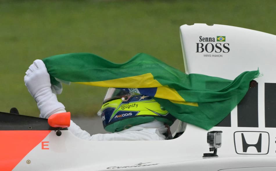 Homenagem para Ayrton Senna! Confira fotos de Hamilton pilotando a McLaren histórica