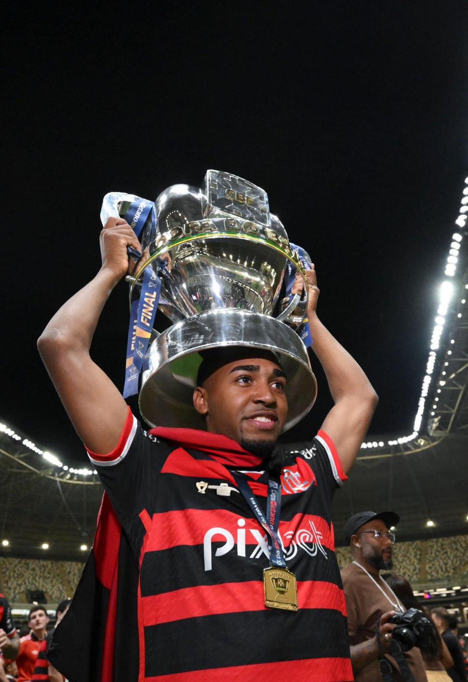 lorran-taça-copa-do-brasil-2024-flamengo
