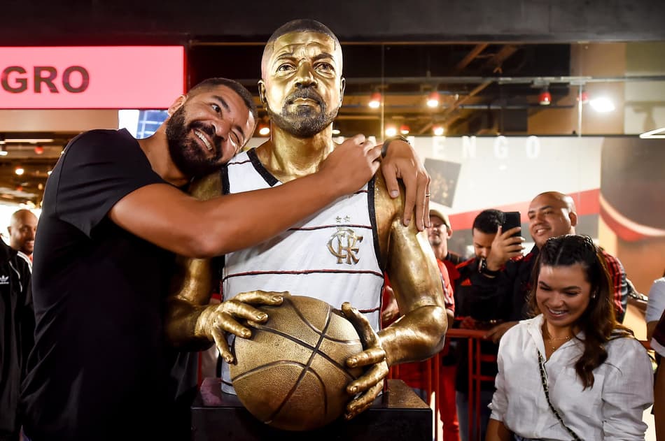 Deus da Raça! Olivinha é homenageado; veja os melhores momentos do atleta pelo Flamengo