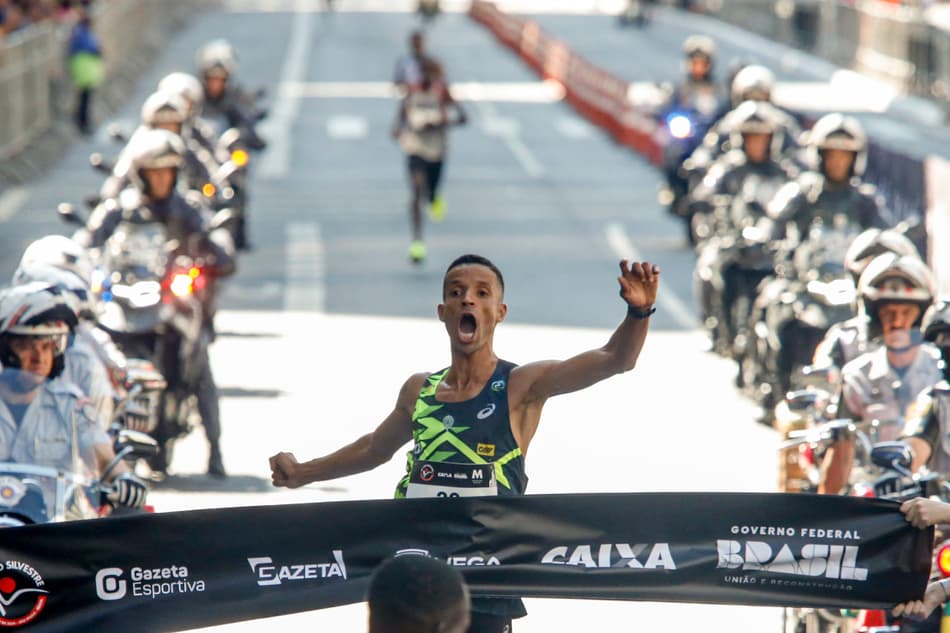 Brasil no pódio, casamento e personagens! Veja as melhores fotos da São Silvestre 2024