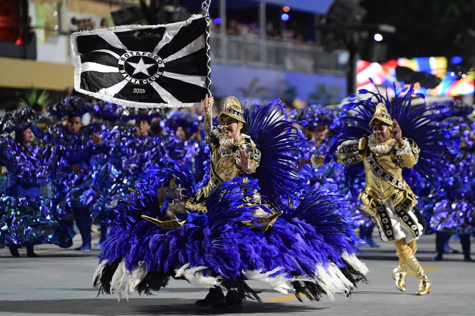 Marvyn Souza e Giselly Assumpcao Mestre Sala e Porta Bandeira da Escola de Samba Botafogo Samba Clube durante apresentacao no desfile da serie ouro do Rio de Janeiro no Sambodromo da Marques de Sapucai nesta sexta feira (28). Foto: Thiago Ribeiro/AGIF