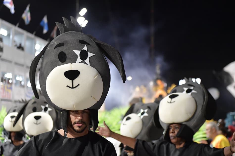 Integrantes fantasiados de Biriba, o mascote do Botafogo (Foto: Thiago Ribeiro/AGIF)