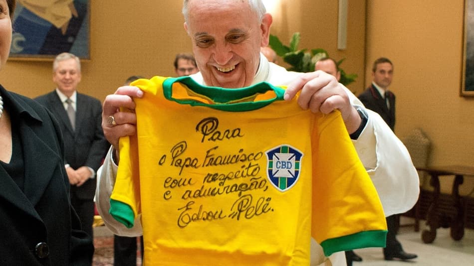 Veja a coleção de camisas de clubes brasileiros do Papa Francisco